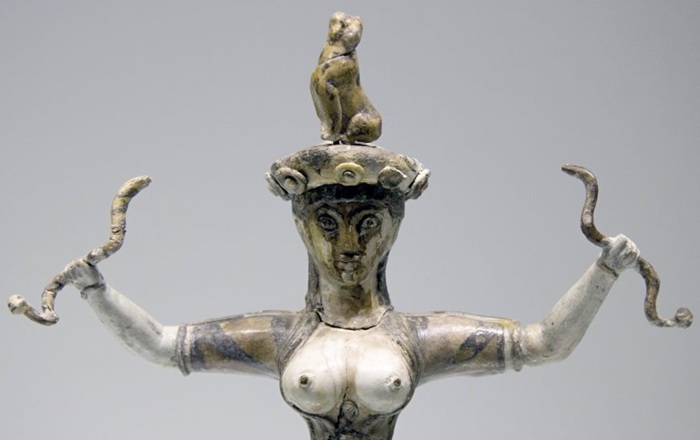 Θεά των όφεων, η γυναίκα στην Αρχαία Κρήτη…